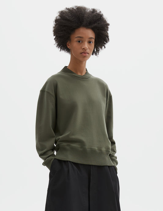 MHL. CROSS NECK SWEATSHIRT | DRY COTTON LOOPBACK | UNIFORM GREEN