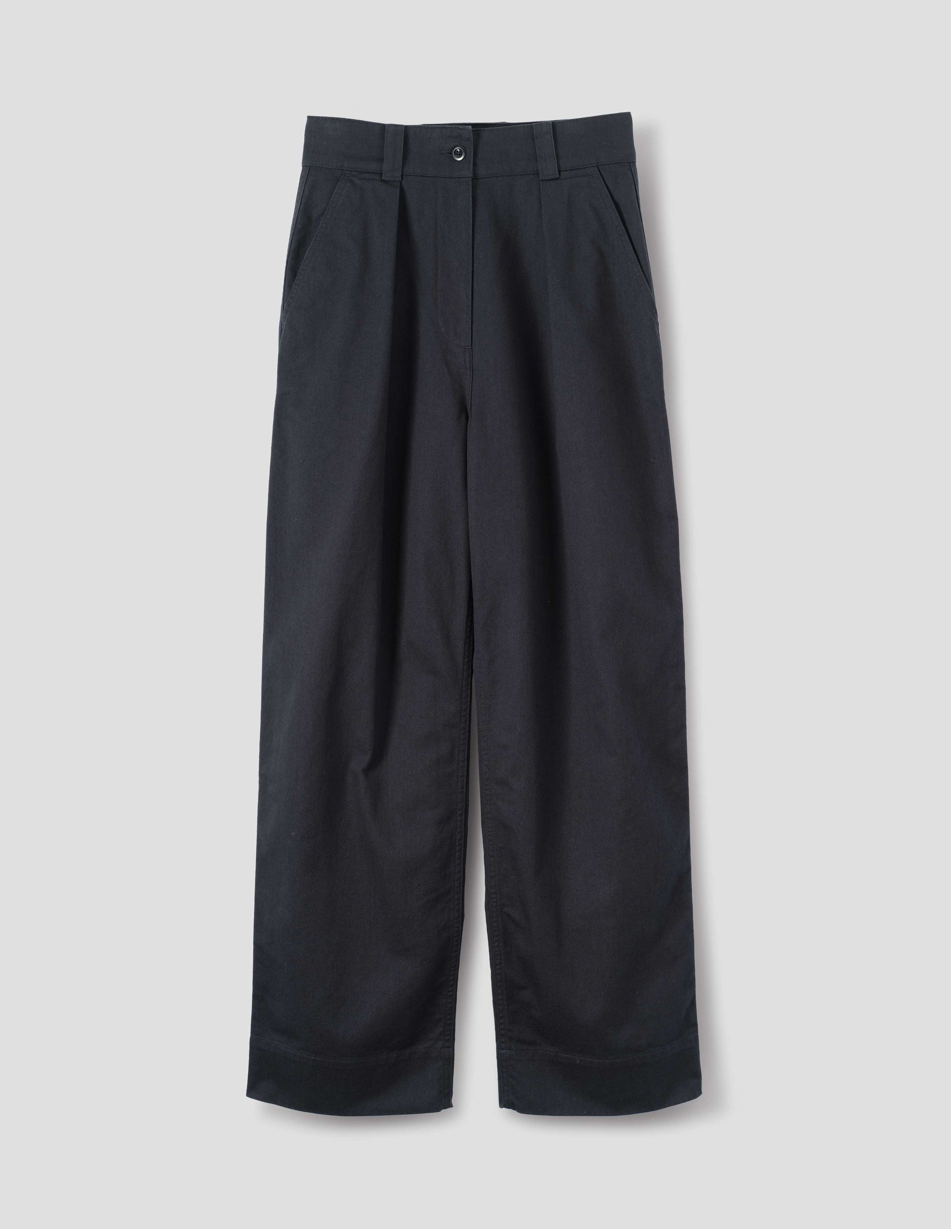 Dark blue cotton trousers, with front pleats, a dark button with belt loops and slanted side pockets, front flat lay view.