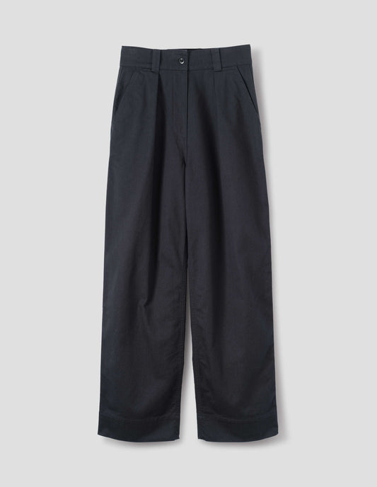 Dark blue cotton trousers, with front pleats, a dark button with belt loops and slanted side pockets, front flat lay view.