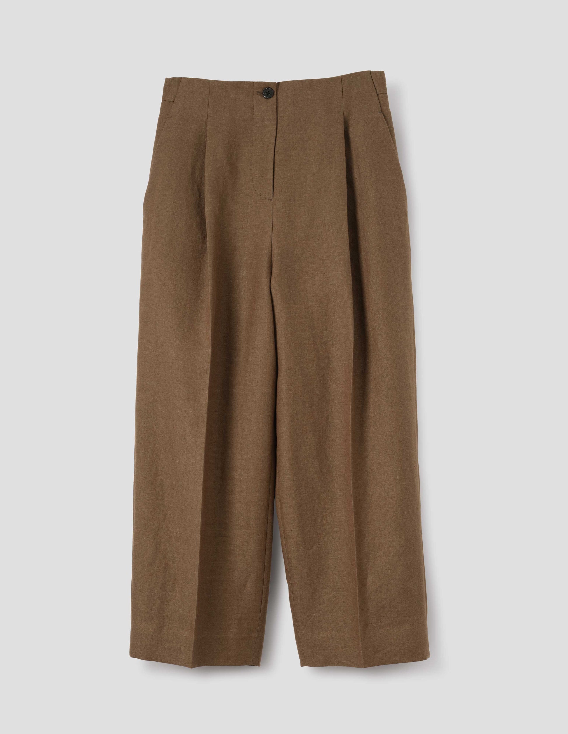 Brown linen trousers, with horn button fastening, single pleats and slant side pockets. Front flat lay view.